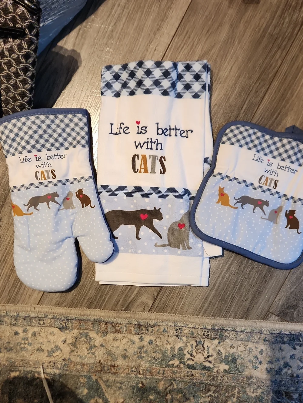 NWOT 4PC Kitchen Set Life Is Better With Cats (2) Towels, Oven Glove & Oven Mit